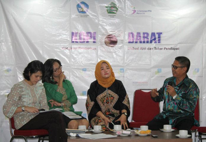 M Basri, Kepala SDN 1 Allakuang saat memaparkan pengalamannya menumbuhkan minat baca siswanya membaca 12 buku dalam sebulan.