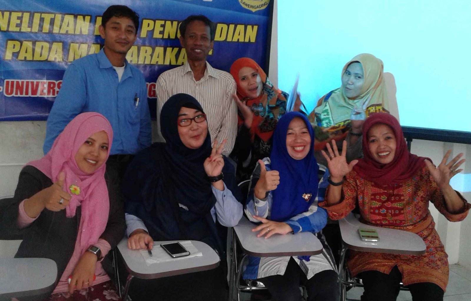 Ketua LPPM UNSAW Makassar, Reny Murniaty, (kedua dari kanan) foto bersama dengan pemateri dan dosen-dosen UNSAW usai wokshop di kampus Jl. Kandea Makassar. (foto:humas unsaw)