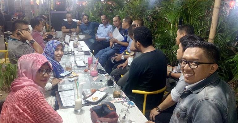 Temu panitia reuni ilmu politik Fisip Unhas digelar di Makassar, 25 Mei 2016 di Warkop 57 Panakukang. (foto: humas)