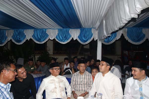Wakil Gubernur Sulawesi Selatan, Agus Arifin Nu'mang berbincang dengan Wali Kota Makassar disela-sela acara buka puasa yang digelar di kediaman legislator kota Makassar, Adi Rasyid Ali, Jum'at lalu.