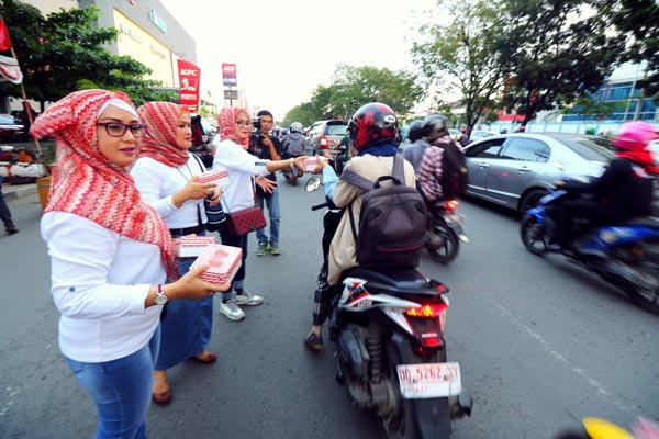 Para Istri Anggota Dewan Kota Makassar yang tergabung dalam Ikatan Keluarga Dewan (IKAWAN) sore ini 20/06/16, mengadakan kegiatan Amaliah Ramadhan dengan Membagikan Ta'jil, di bilangan Jalan AP. Pettarani (depan Kantor DPRD Makassar).