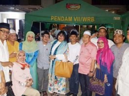 Puluhan alumni ilmu politik Fisip UNHAS, Minggu 26 Juni 2016, buka puasa bersama di rumah Kepala Penerangan Kodam VII Wirabuana, Letkol Inf. Drs.Alamsyah, M.Si.