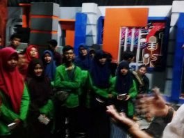 Sedikitnya 50 mahasiswa Komunikasi Penyiaran Islam Fakultas Dakwah dan Komunikasi Universitas Islam Negeri Alauddin (KPI FDK UIN Alauddin), Rabu sore 8 Juni 2016, mengunjungi studio LPP TVRI Sulawesi Selatan di jalan Kakatua Makassar, Rabu (8/6/2016)