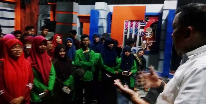 Sedikitnya 50 mahasiswa Komunikasi Penyiaran Islam Fakultas Dakwah dan Komunikasi Universitas Islam Negeri Alauddin (KPI FDK UIN Alauddin), Rabu sore 8 Juni 2016, mengunjungi studio LPP TVRI Sulawesi Selatan di jalan Kakatua Makassar, Rabu (8/6/2016)