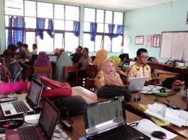 Sejumlah guru se-Sulsel mengikuti kegiatan pelatihan kurikulum 2013 bagi guru mengajar SMA pada induk klaster. Pelatihan ini dilaksanakan mulai Rabu-Senin, 15-20 Juni 2015