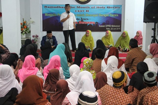 Keluarga dan kerabat Ketua DPRD Kota Bukber dengan Anak Yatim, Rabu (23/6/2016)