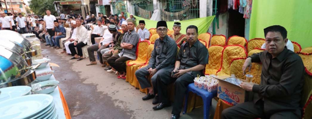 Legislator DPRD Kota Makassar Abdul Wahid, S.Sos (F-PPP) menggelar acara Buka Puasa bersama di Kediaman Jl. Bontoa Raya, Kec. Tamalanrea, Kel. Parangloe, Rabu, (22/6/2016).