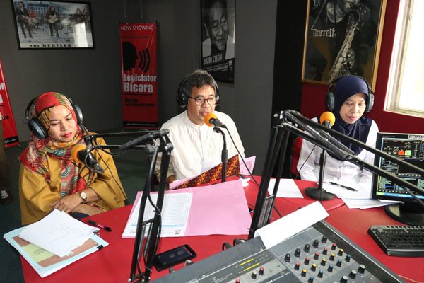 Sekretaris DPRD Kota Makassar, Adwi Awan Umar, diapit Kabag. Persidangan, Hj.Ramlah SH dan Kasub. Perbendaharaan Aisyah.SE,M.Si saat melakukan talk show live di radio Mercurius Top FM, di kawasan Taman Permata Sari, Makassar, Jum'at (3/6/2016) kemarin.