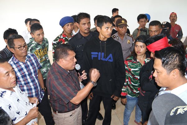 Puluhan Warga mengatasnamakan Forum Masyarakat Batas Kota dikawal sejumlah oknum yang mengenakan atribut Laskar Merah Putih, mendatangi DPRD Kota Makassar, Rabu (01/6/2016)