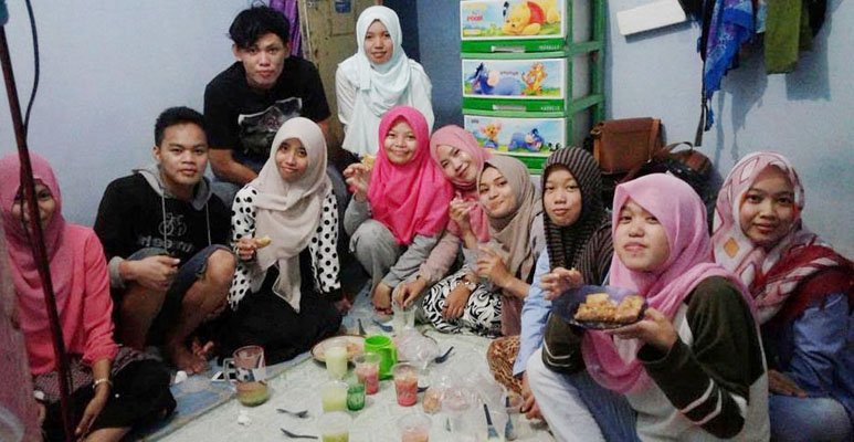 Mahasiswa dari berbagai program studi Fakultas Dakwah dan Komunikasi UIN Alauddin Makassar menggelar buka bersama (Bukber), Selasa (21/6/2016).