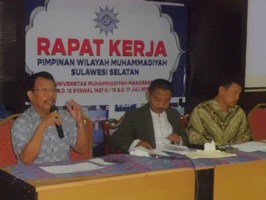 RAPAT KERJA. Ramli Haba (paling kiri) memaparkan program kerja pada Rapat Kerja Pimpinan Wilayah Muhammadiyah Sulsel, di Mini Hall FKIP Unismuh Makassar, Ahad, 17 Juli 2016.