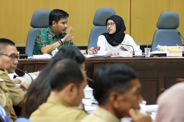 26 JUli 2016 Adi Rasyid Ali didampingi Indira Mulyasari memimpin rapat pembahasan Ranperda Kota Makassar Tentang Pertanggungjawaban Pelaksanaan APBD TA. 2015. Di Ruang Badan Anggaran DPRD Makassar, Selasa (26/7/2016).