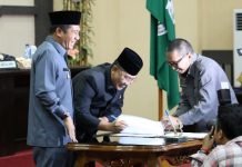 Setelah melalui proses pembahasan yang panjang, Rancangan Peraturan Daerah (Ranperda) Tanggung Jawab Sosial dan Lingkungan Perusahaan, Corporate Social Responsibility (CSR) akhirnya disahkan menjadi Peraturan Daerah (Perda) dalam rapat paripurna yang digelar Selasa (19/7/2016) kemarin.