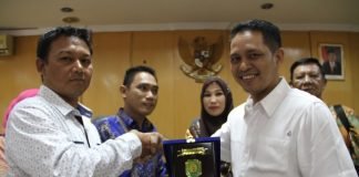 Anggota Komisi C DPRD Makassar, Supratman menerima kunjungan kerja Anggota Komis III DPRD Kabupaten Kaur Provinsi Bengkulu hari ini , Rabu (27/7/2016).