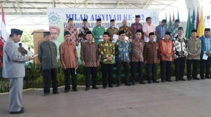 Ketua Pimpinan Daerah Muhammadiyah (PDM) Kota Makassar, Nurdin Massi, mengukuhkan pengurus Majelis dan Lembaga PDM Kota Makassar, di Tribun Lapangan Karebosi, Makassar, Sabtu, 23 Juli 2016. Pengukuhan tersebut merupakan rangkaian acara Silaturrahim Keluarga Besar Muhammadiyah Kota Makassar dan Milad ke-102 Aisyiyah.