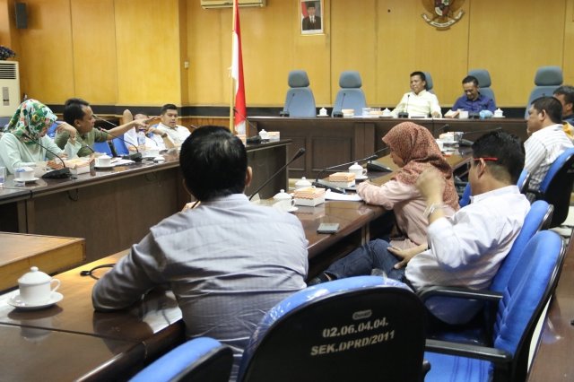 Pansus Fasilitas Umum (Fasum) dan Fasilitas Sosial (Fasos) DPRD Makassar hari ini Selasa, 12/07/16. Mengadakan Rapat Internal untuk mengatur jadwal agenda Rapat Pansus yang akan diusulkan ke Rapat Badan Musyawarah (BAMUS) DPRD Makassar untuk di Agendakan. Di Ruang Badan Anggaran DPRD Makassar.
