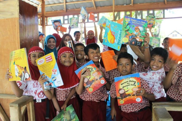 Buku-buku yang menarik yang ilustrasinya bagus membuat siswa bersemangat untuk membaca