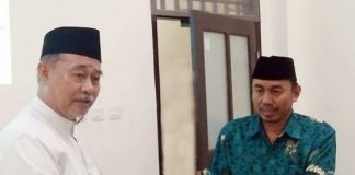 Ketua Muhammadiyah Sulsel, Prof Ambo Asse (kiri) menyerahkan materi seminar dan lokakarya kepada Ketua LP3 Muhammadiyah Sulsel, Lukman Abdul Shamad, pada pembukaan Semiloka Standar Kurikulum dan Standar Kompetensi Lulusan Pondok Pesantren Muhammadiyah, di Kampus Ma’had Al-Birr Unismuh Makassar, Seni