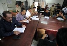 Puluhan warga Asrama Bara-Baraya yang tergabung dalam Aliansi Masyarakat Bara-Baraya mendatangi gedung DPRD Kota Makassar, Senin (1/8/2016). Mereka meminta dewan menjembatani aspirasi mereka menyusul diterbitkan Surat Perintah (SP) pengosongan rumah dinas.