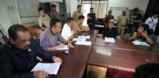 Puluhan warga Asrama Bara-Baraya yang tergabung dalam Aliansi Masyarakat Bara-Baraya mendatangi gedung DPRD Kota Makassar, Senin (1/8/2016). Mereka meminta dewan menjembatani aspirasi mereka menyusul diterbitkan Surat Perintah (SP) pengosongan rumah dinas.