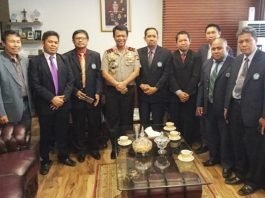 Kapolda Sulsel Anton Charliyan(keempat dari kiri) foto bersama Wakil Rektor I Unismuh Makassar, Dr Abdul Rahman Rahim (kelima dari kiri), Ketua Panitia Pelantikan Rektor Unismuh Dr Andi Sukri Syamsuri (ketiga dari kiri), serta beberapa panitia, di Mapolda Sulsel, Selasa (9/8/2016).
