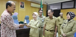 Kabag Persidangan Hj.Ramlah, Kabag Umum, Syamsul Syamsuddin, SE, Kabag Perlengkapan, Arsyal Katji dan Kabag Keuangan Sekretariat DPRD Makassar, Hj.Siti Khaerawati. Senin (8/8/2016) menerima Kunjungan Kerja DPRD dan Staf Sekretariat DPRD Kota Yogyakarta Provinsi Daerah Istimewa Yogyakarta.