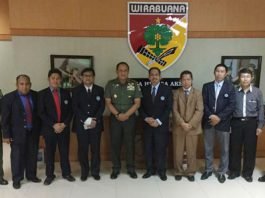 Pangdam VII/Wirabuana, Mayjen TNI Agus Surya Bakti (keenam dari kiri) didampingi beberapa staf, foto bersama Wakil Rektor I Unismuh Makassar, Dr Abdul Rahman Rahim (keenam dari kanan) yang didampingi beberapa panitia pelantikan Rektor Unismuh Makassar, di Ruang Tamu Pangdam VII/Wirabuana, Senin (8/8/2016).