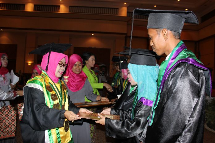 Suasana wisuda ke-18 digelar Universitas Sawerigading Makassar, Rabu (31/8/2016) di Hotel Sahid Makaassar dihadiri Koordinator Kopertis Wilayah IX Sulawesi, Prof Dr Ir Andi Niartiningsih, MP. (foto:humas unsa makassar)