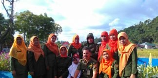 Kepala SDN 31 Panaikang, Sunarti Mustafa (duduk kiri) dan Kepala UPTD Dinas Pendidikan Kecamata Sinjai Timur Muh Kasim, S.Pd (duduk kedua dari kanan) foto bersama dengan para guru dan murid pemenang lomba. (foto::ist)