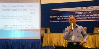 Kepala Kantor Kemenag Bantaeng H. Muhammad Yunus, memberikan testimoni pengaruh program USAID PRIORITAS di lingkungan Kemenag Bantaeng (27 September 2016)
