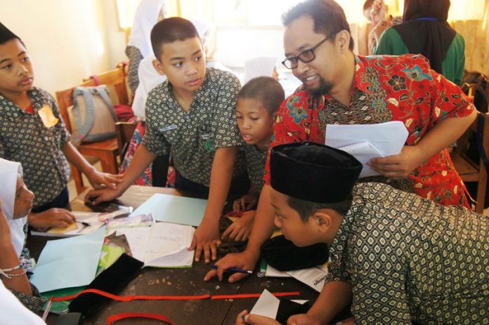 Ibu Jamillah Dosen UIN Alauddin, dan guru Pamong Ibu Besse sedang mendampingi Ihsan (paling kanan) mahasiswa UIN Alauddin Makassar dalam mengelola kelompok belajar.
