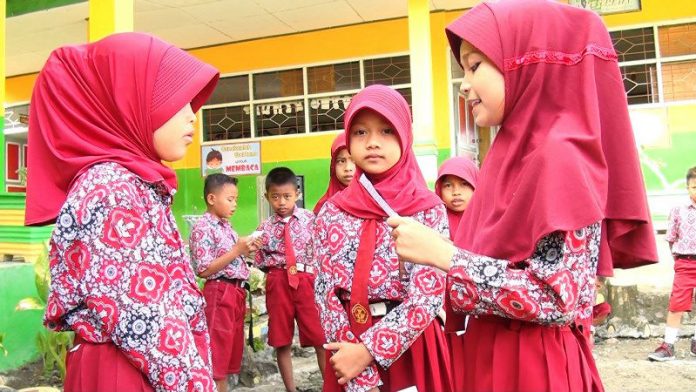 Siswa sedang menceritakan hasil bacaannya di hadapan teman-temannya dalam lomba membaca tiap minggu.