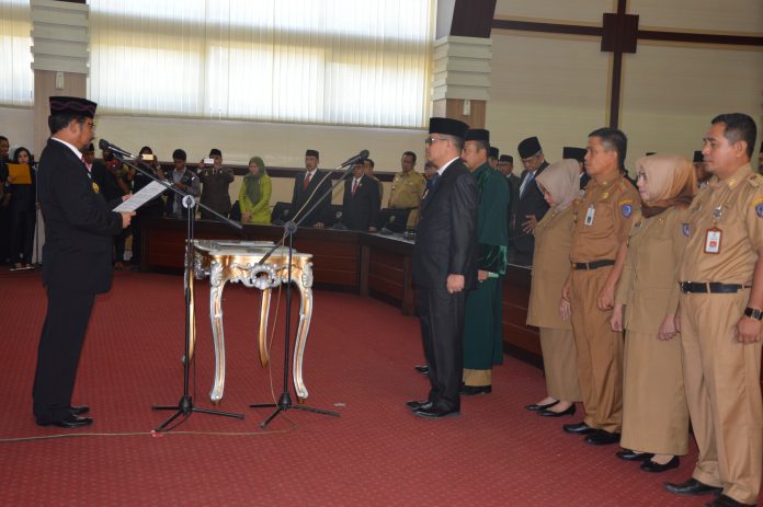 Gubernur Sulsel, DR. H. Syahrul Yasin Limpo melantik Irman Yasin Limpo sebagai Kepala Dinas Pendidikan Sulsel, di Ruang Rapat Pimpinan Kantor Gubernur, Senin 5 September 2016