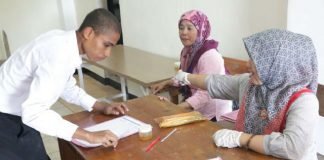 Seorang mahasiswa melakukan registrasi untuk tes urine