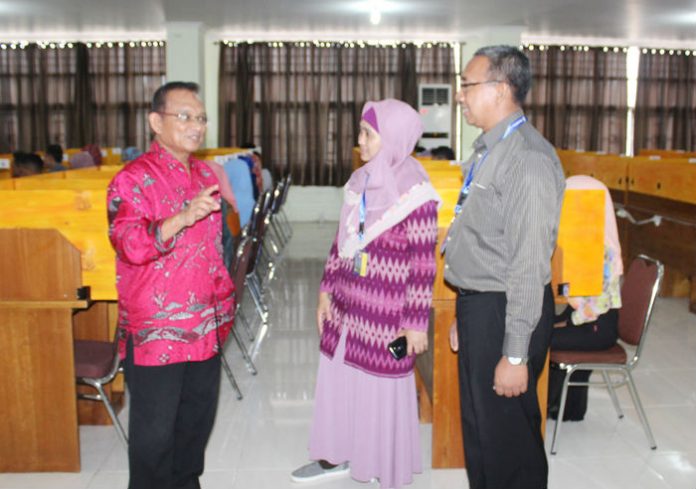 Dekan Fakultas Kedokteran Unismuh, Mahmud Ghaznawie (paling kiri) berbincang-bincang dengan Pengawas Uji Kompetensi Ners dari Kemenristek-Dikti, Tuti Herawati (tengah) dan Gunawan, saat berlangsungnya Uji Kompetensi Ners, di Ruang CBT Fakultas Kedokteran Unismuh Makassar, Sabtu (24/9/2016). (Foto: Asnawin)