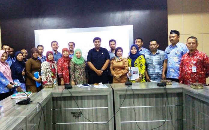 Ketua DPRD Maros, Komisi III, dan Tim USAID PRIORITAS berfoto bersama setelah rapat dengar pendapat