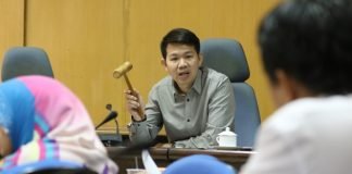 Erick Horas, Wakil Ketua II DPRD Kota Makassar yang juga Koordinator Badan Musyawarah (Bamus) DPRD Kota Makassar memimpin rapat yang membahas jadwal pelaksanaan kegiatan Anggota Dewan untuk bulan Oktober hingga November 2016, Senin (17/10/2016).