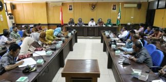 Ketua Badan Kehormatan DPRD Kota Makassar, H.Agung Wirawan bersama Ketua Komisi C DPRD Makassar, H.Syarifuddin Badollahi, Anggota Komisi A DPRD Makassar, Hj.Haslinda dan Anggota Komisi D DPRD, Melani Mustari menerima kunjungan dari DPRD Buton Selatan dan DPRD Mojokerto, Kamis (20/10/2016) di ruang Badan Anggaran DPRD Kota Makassar.