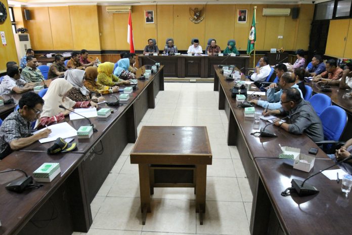 Ketua Badan Kehormatan DPRD Kota Makassar, H.Agung Wirawan bersama Ketua Komisi C DPRD Makassar, H.Syarifuddin Badollahi, Anggota Komisi A DPRD Makassar, Hj.Haslinda dan Anggota Komisi D DPRD, Melani Mustari menerima kunjungan dari DPRD Buton Selatan dan DPRD Mojokerto, Kamis (20/10/2016) di ruang Badan Anggaran DPRD Kota Makassar.