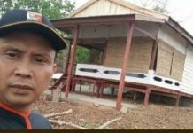 Dekan Fakultas Teknik UPRI dengan latar belakang Kelas Lapangan FT UPRI Makassar.