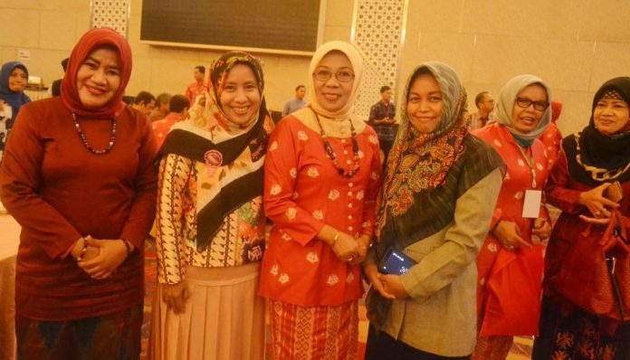 Koordinator Kopertis Wilayah IX Sulawesi, Prof Andi Niartiningsih, MP (ketiga dari kiri) foto bersama dengan pimpinan PTS di arena Muswil V APTISI Wilayah IX-A di Makassar, Sabtu (22/10/2016).