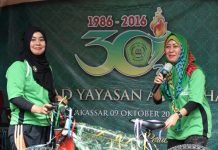 Wakil Rektor II Universitas Pancasakti Makassar, Nurafni Shafnyb (kanan) menyerahkan hadiah utama berupa sepeda, kepada pemenang undian doorprize jalan sehat dalam rangka HUT ke-30 Universitas Pancasakti, di Kampus II Universitas Pancasakti, Jl Andi Mangngerangi, Makassar, Ahad, 9 Oktober 2016.