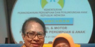Kepala Bidang Perlindungan Perempuan dan Anak Pemkab Sinjai, Andi Muliati Anwar (kanan) bersama dengan Menteri Pemberdayaan Perempuan dan Perlindungan Anak, Yohana Susana Yembesi di Jakarta, Jumat (21/10/2016), saat penyerahan peluncuran mobil dan motor perlindugnan perempua dan anak. (foto:ist)