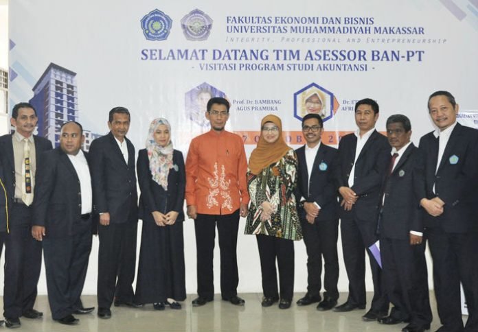 Prof Bambang Agus Pramuka (kelima dari kiri) dan Dr Etna Nur Afri Yuyutta (kelima dari kanan) foto bersama dekan, para wakil dekan, dan para ketua program studi Fakultas Ekonomi dan Bisnis Unismuh Makassar, di Kampus Unismuh Makassar, Jumat (7/10/2016).