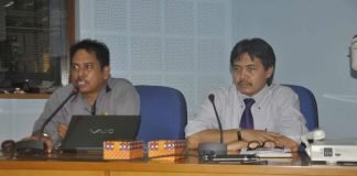 Pimpinan Projek Layanan Sistem Online Terpadu Kopertis IX Sulawesi, Drs Andi Lukman, M.Si (kiri) bersama Sekpel Kopertis IX, Dr Hawignyo, MM (kanan) pada acara sosialisasi. (foto: humas kopertis IX sulawesi)