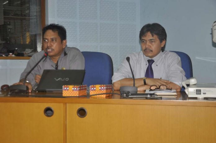 Pimpinan Projek Layanan Sistem Online Terpadu Kopertis IX Sulawesi, Drs Andi Lukman, M.Si (kiri) bersama Sekpel Kopertis IX, Dr Hawignyo, MM (kanan) pada acara sosialisasi. (foto: humas kopertis IX sulawesi)