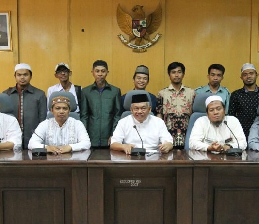 Ketua Badan Kehormatan DPRD Makassar, H. Agung Wirawan (F-Demokrat), Selasa (18/10/2016) menerima kunjungan dari Organisasi Islam One Masjid One Hafidz (OMOH) Sulawesi – Selatan. Di Ruang Badan Anggaran DPRD Makassar.
