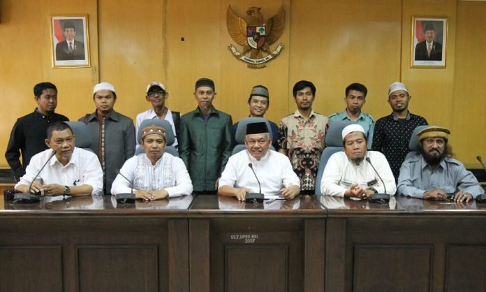 Ketua Badan Kehormatan DPRD Makassar, H. Agung Wirawan (F-Demokrat), Selasa (18/10/2016) menerima kunjungan dari Organisasi Islam One Masjid One Hafidz (OMOH) Sulawesi – Selatan. Di Ruang Badan Anggaran DPRD Makassar.
