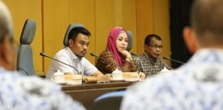 Panitia Khusus (Pansus) Rancangan Peraturan Daerah (Ranperda) tentang Penyertaan Modal Pemerintah Kota Makassar kepada Perusahaan Daerah Air Minum (PDAM) Kota Makassar melanjutkan Rapat Kerja Pansus di ruang rapat Panitia Anggaran DPRD Kota Makassar, Senin (17/10/2016).