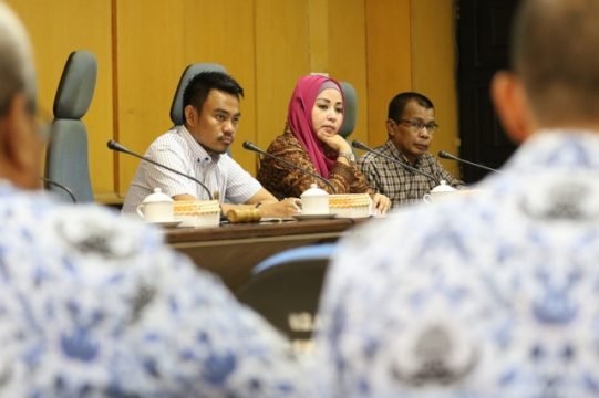 Panitia Khusus (Pansus) Rancangan Peraturan Daerah (Ranperda) tentang Penyertaan Modal Pemerintah Kota Makassar kepada Perusahaan Daerah Air Minum (PDAM) Kota Makassar melanjutkan Rapat Kerja Pansus di ruang rapat Panitia Anggaran DPRD Kota Makassar, Senin (17/10/2016).